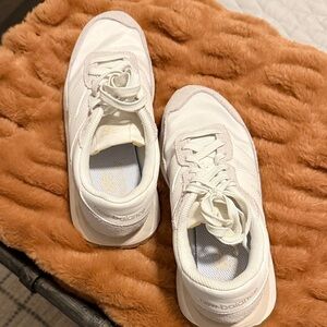 New Balance Women's 327 white Sneakers SZ 7